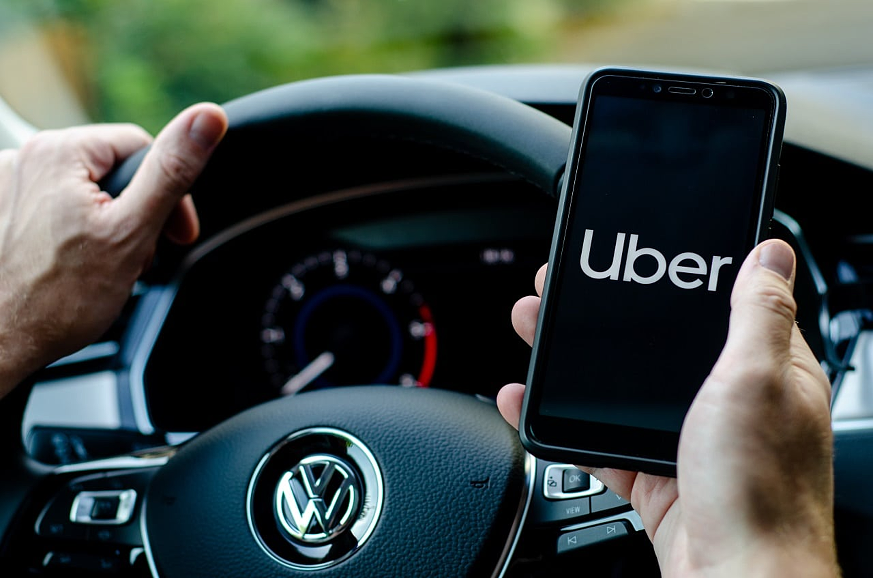 Motorista de aplicativo dirigindo com Uber